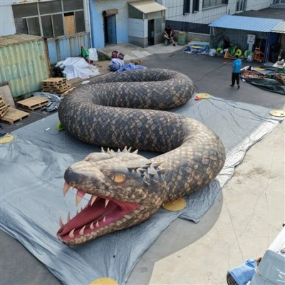 Mô hình rắn bơm hơi khổng lồ thực tế